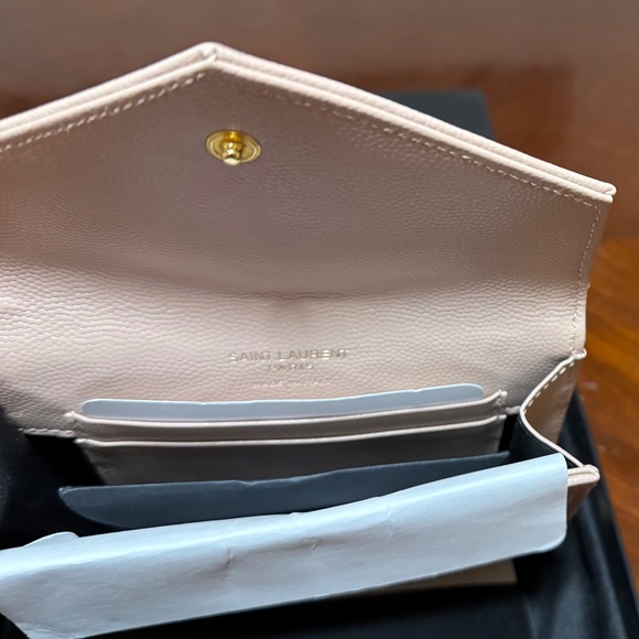 Saint Laurent CASSANDRE MATELASSÉ wallet in grain de poudre leather in tan-pink - Picture 2 of 5